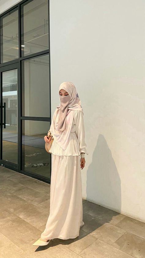 Credit to pretty @nliyyy_ Muslimah Fashion Casual, Fesyen Islam, Muslimah Outfit, Niqab Fashion, Muslim Outfits Casual, Muslim Fashion Hijab Outfits, Hijabi Fashion Casual, Muslim Women Fashion, Fashion Top Outfits