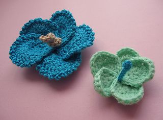 Hibiscus Crochet Hibiscus Flower, Diy Fleur, Flowers Hibiscus, Crochet Embellishments, Crochet Flowers Easy, Crocheted Flower, Crochet Appliques, Crochet Flowers Free Pattern, Flowers Crochet