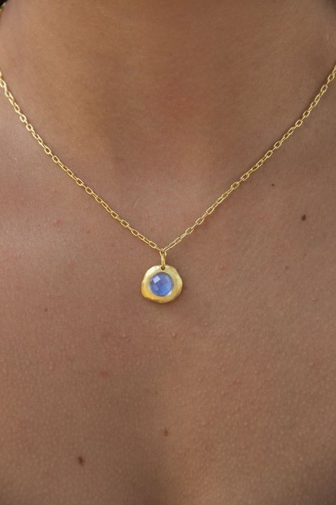 -18k gold plated small round stone pendant -Measures 16-18" -Handmade in Brazil -Please note that our brand uses natural semi-precious stones-each piece has a unique texture, shine, and color.#gemstones #jewelry #handmadejewelry #gemstonejewelry #gemstonejewels #gemstoneaccessories #gemstonebeauty #gemstoneobsessed #gemstoneaddict #gemstonelove Large Gold Pendant Necklace, Gem Pendant Necklace, Stone Pendants Gold, Pretty Jewellery Necklace, Timeless Jewelry Pieces, Honey Necklace, Unique Gold Necklace, Necklaces Stone, Stone Gold Necklace