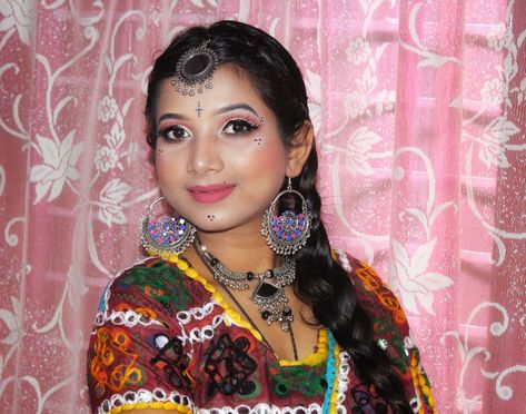 Gujarati look...check it on youtube all about makeup by antara Gujarati Makeup For Garba, Gujarati Makeup, Garba Makeup Look, Garba Look, Navratri Makeup, Indian Eye Makeup, About Makeup, Make Me Up, Friend Poses