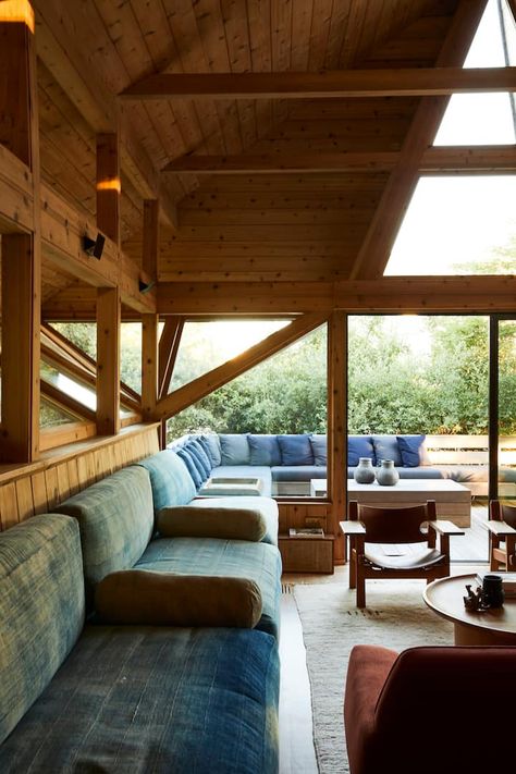 Vermont Modern House, Mid Century Beach Cottage, Amagansett Beach House, Montauk Interior Design, Mid Century Chalet, Interior Design Lake House, Mid Century Modern Coastal Decor, Mid Century Modern Cabin Bedroom, Dark Wood Beach House