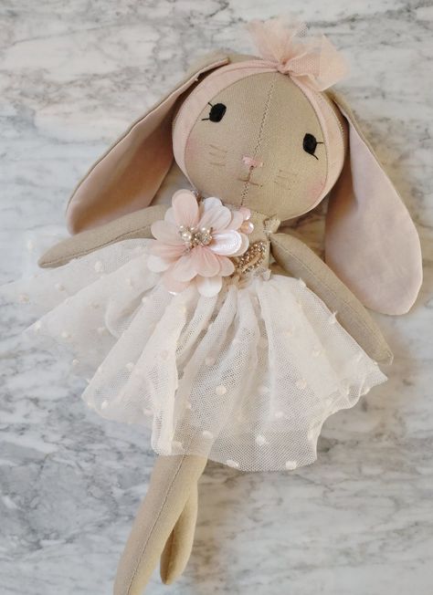 Fabric Bunnies, Diy Rag Dolls, Bunny Soft Toy, Doll Diy Crafts, Art Dolls Cloth, Doll Diy, Bunny Doll, Rag Dolls, Sewing Dolls