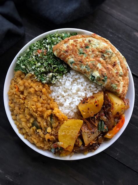 Sri Lanka Rice And Curry, Thali Ideas, Healthy Food Plate, Lunch Thali, Indian Diet Recipes, Veg Pulao Recipe, Watercress Recipes, Diet Plate, Delicious Food Image