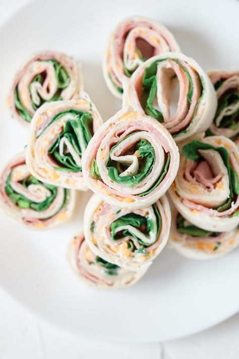 top down view of the completed ham roll ups Sandwich Rollups, Lunch Pinwheels, Roll Ups Healthy, Ham Rollups, Cream Cheese Roll Ups, Picnic Finger Foods, Ham Roll Ups, Cheese Roll Ups, Yummy Appetizers Parties