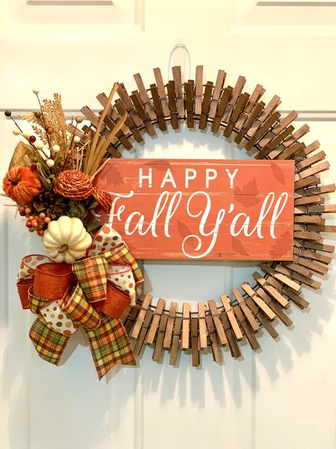 Fall Clothes Pin Wreaths, Fall Clothespin Wreath, Halloween Clothespin, Clothespin Wreaths, Clothespin Diy Crafts, Wooden Clothespin Crafts, Clothespin Wreath, Decorate For Fall, Clothes Pin Wreath