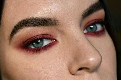 Hair Flyaways, Eyeliner For Hooded Eyes, Eyeliner Tips, Eyeliner Designs, Red Eyeliner, Red Eye Makeup, Natural Eyeliner, Eyeliner Styles, Hooded Eye Makeup