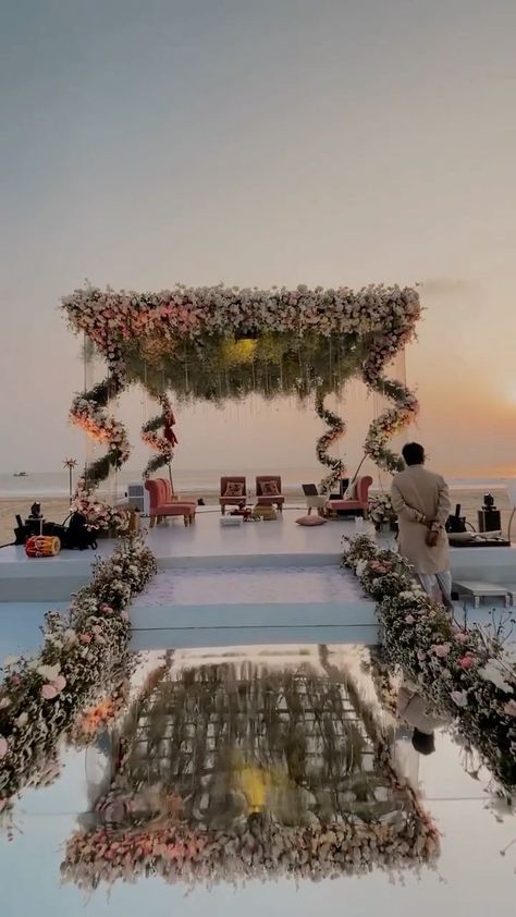 Luxury Mandap Decor, Pathway For Wedding, Beach Wedding Mandap Decor, Aesthetic Indian Wedding Decor, Beach Mandap Decor Indian, South Indian Beach Wedding, Goa Marriage, Indian Destination Wedding Decor, Goa Wedding Decor