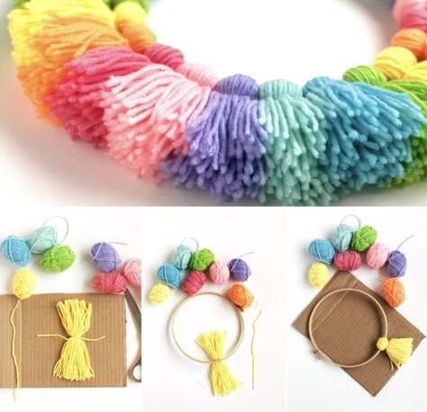 Wie wäre eswenn Sie einen Türkranz selber basteln und mit dieser Karneval Deko bereits an der Tür für fröhliche Faschingslaune sorgen Yarn Art Ideas, Crafts With Pompoms, Pompon Tulle, Yarn Wall Decor, Easter Diy Crafts, Simpul Makrame, Pola Macrame, Koti Diy, Pom Crafts