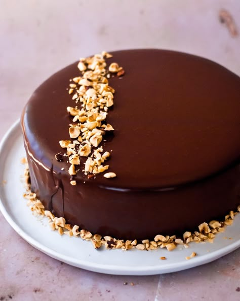 Glazed Cake Decoration, Gorgeous Chocolate Cake, Chocolate Mirror Glaze Cake Decoration, Easy Cake Decorating Chocolate, Chocolate Glazed Cake, Chocolate Glaze Cake Design, Chocolate Mouse Cake Design, Mousse Cake Decoration Ideas, Mousse Cake Design