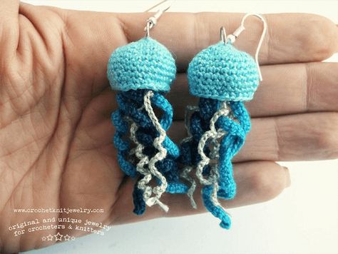 37 Crochet Earrings Patterns Diy Crochet Gifts, Crocheted Jellyfish, Knit Jewelry, Crochet Jewelry Patterns, Crochet Earrings Pattern, Crochet Bracelet, Quick Crochet, Earring Patterns, Bijoux Diy