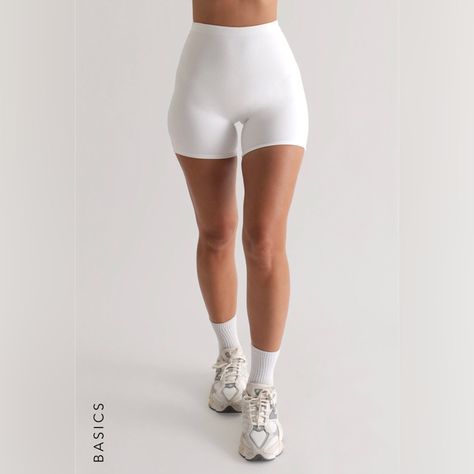 Athleisure Fits, White Spandex Shorts, White Biker Shorts, 2020s Fashion, Lululemon Biker Shorts, White Spandex, Biker Shorts Outfit, Black Biker Shorts, Maternity Shorts