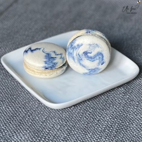 Blue swirled earl grey macarons 😍 Blue Macrons, Blue Macarons Aesthetic, White And Blue Macarons, Blue Ombre Macaron Tower, Grey Macarons, Turquoise Macarons, Blue Macaroons, Blue Macarons, Baby Dedication