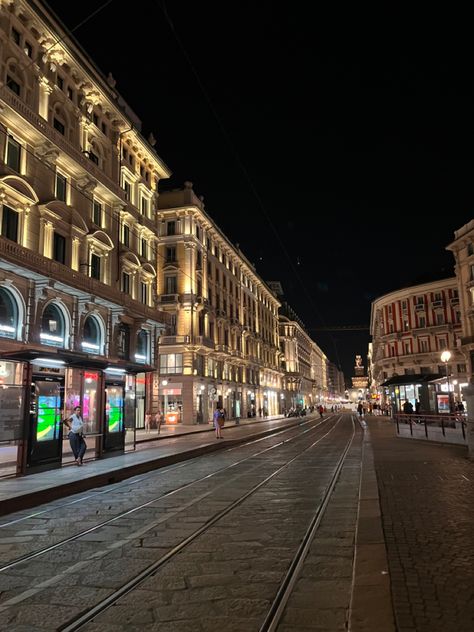 Milan At Night, Milan Shopping, Magic In The Moonlight, Milan Hotel, Torino Italy, Italy Street, Italy Milan, Travel Italy, Night Vibes