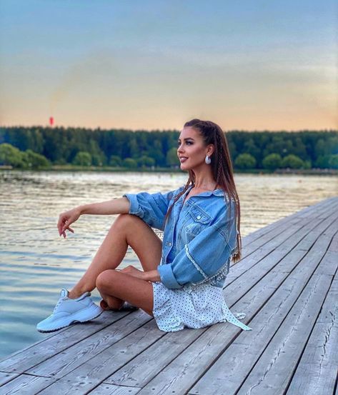 Pier Photoshoot Ideas, Waterfront Photoshoot, Senior Photoshoot Poses, Lake Photoshoot, Nature Photoshoot, Lake Photos, Sitting Poses, Sopot, Spring Photos