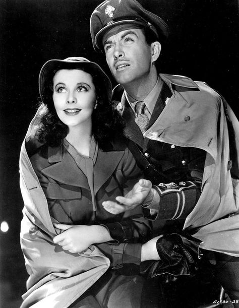 Vivien Leigh and Robert Taylor, promotional sitting for "Waterloo Bridge", 1940. Waterloo Bridge, Robert Taylor, Richard Chamberlain, Old Hollywood Movies, Hollywood Couples, Turner Classic Movies, Barbara Stanwyck, Vivien Leigh, Katharine Hepburn