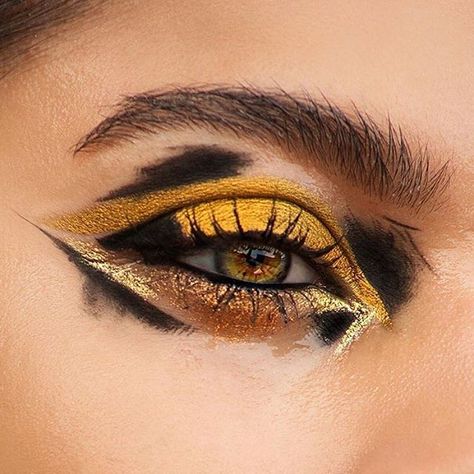 Eye of the tiger #regram from M·A·C National Artist @ltorresbeauty in Mexico. Get the look with Pigment in Rose Gold, Eye Shadow in Chrome Yellow and Nylon, Fluidline in Blacktrack, Glitter in Reflects Gold, and Studio Eye Gloss in Money Honey. #MACArtistChallenge #MyArtistCommunity #MyArtistCommunity_Mexico #MACCosmetics Eye Makeuo, Tiger Hair, Tiger Makeup, Animal Makeup, Tiger Costume, Eye Of The Tiger, Hair Shows, Cat Makeup, Gold Eyes