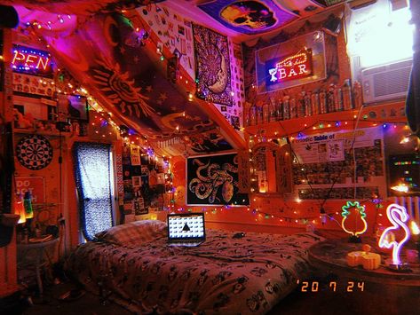 Trippy Rooms Bedrooms Ideas, Vibey Room Aesthetic Grunge, Neon Grunge Room, Basement Room Aesthetic, Rave Bedroom, Weirdcore Room Ideas, Psychadelic Room Aesthetic, Dope Room Ideas, Trippy Rooms Aesthetic