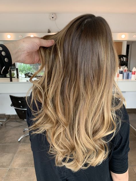 Beach Blonde Balayage Dark Roots, Beach Balayage Hair, Balayage Hair Honey Blonde, Beach Highlights Brunette, Blonde Balayage On Dark Brown Hair, Blond Hair Dark Roots, Brunette Beach Hair, Honey Blonde Balayage On Dark Hair, Brunette To Blonde Balayage Hair