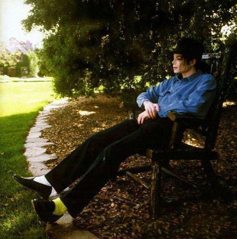 alone with his thoughts Michael Jackson Harry Benson, Neverland Ranch, Michael Jackson Neverland, Baby Apple, Michael Jackson Funny, Apple Head, Michael Jackson Smile, Joseph Jackson, Michael Jackson Pics