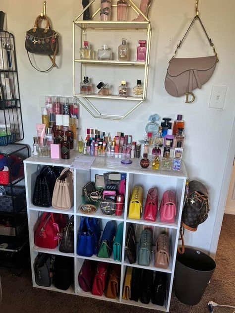 Perfume Organizing Ideas, How To Display Purses In Bedroom, Display Purses In Closet, Storage Shelf Organization, Organizing Makeup Ideas Small Spaces, How To Store Purses, Handbag Organization Ideas, Beauty Room Organization, Purse Organization Closet