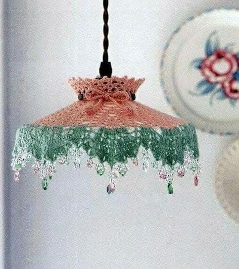 Crochet Lampshade, Crochet Lamp, Doilies Crafts, Diy Lampe, Deco Originale, Diy Chandelier, Crochet Decoration, Deco Luminaire, Crochet Home Decor