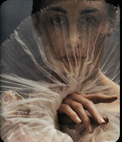 Zen Mode, Beauty Fotografie, Erin O'connor, Model Pose, Vogue Germany, Foto Art, Caravaggio, Photography Inspo, Beauty Photography