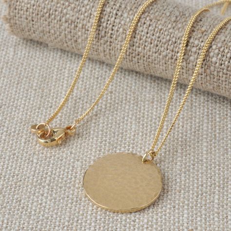 Solid 9ct Gold Beaten Disc Necklace Gold Everyday Necklace, Everyday Necklace Gold, Gold Beats, Gold Plate Necklace, Contemporary Jewellery Necklace, Diy Jewelry Rings, Hammered Necklace, Solid Gold Bracelet, Jewelry Illustration