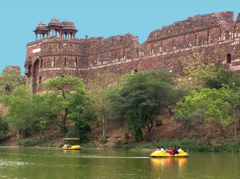 Old Fort in #Delhi - Key attractions & Quick Tips while visiting Purana Qila.. Sher Shah Suri, Purana Qila, Delhi Travel, Mughal Architecture, Old Fort, India Tour, Romantic Places, Tourist Places, Kids Fun