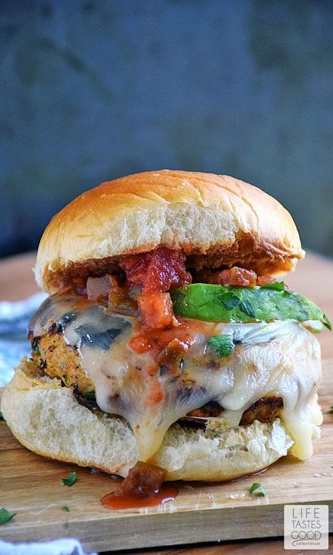 You've got to try these Spicy Chicken Burgers for #WeekdaySupper| by Life Tastes Good! They combine the familiar Tex-Mex tastes of jalapenos, pepperjack cheese, avocados, and salsa in a flavorful chicken burger. It's almost like eating a chicken taco, but in burger form, which makes it a thousand times better! Right?! Pepperjack Cheese, Burgers Recipes, Chicken Taco, Chicken Burger, Chicken Meals, Beef Burger, Avocado Salsa, Hamburger Buns, Burgers Sandwiches