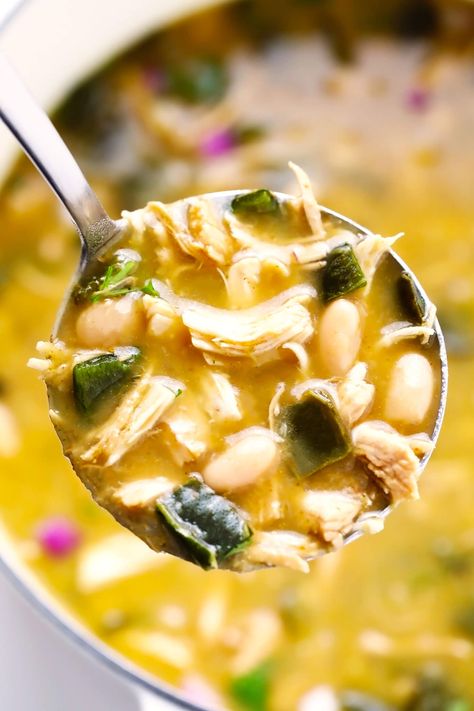 This Poblano White Chicken Chili recipe comes together quickly in less than 30 minutes and is SO flavorful and comforting. Perfect for easy soup dinners and healthy meal prep! | gimmesomeoven.com #chicken #chili #soup #mexican #healthy #glutenfree #mealprep #freezermeal #beans Poblano Recipes, Poblano Chicken, Poblano Soup, Poblano Chili, White Chicken Chili Recipe, White Chili Chicken Recipe, Poblano Peppers, Chili Soup, Gimme Some Oven