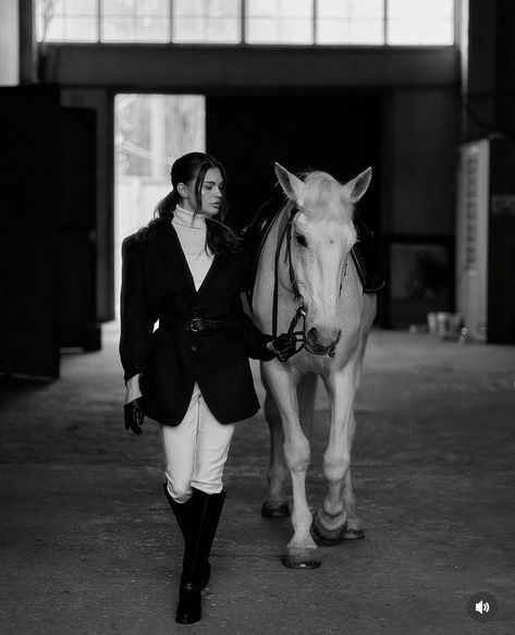 Fashion Shoot With Horse, Hermes Equestrian Aesthetic, Horse Fashion Editorial, Horse And Owner Photoshoot, Fall Horse Photoshoot, Old Money Horse, Photoshoot With Horses, Horses Photoshoot, Photoshoot With Horse