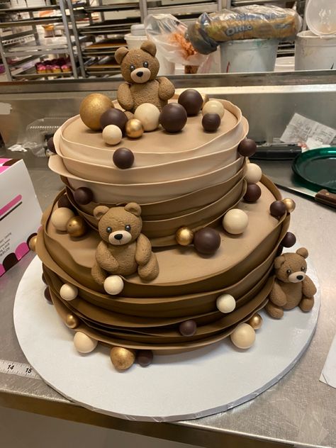 Brown Bear Cake, Brown Baby Shower Ideas, Maket Pasta, Chocolate Bar Cakes, Baby Shower Cupcakes For Boy, Cake Designs For Boy, Boys 1st Birthday Cake, Cake For Boyfriend, Two Tier Cake