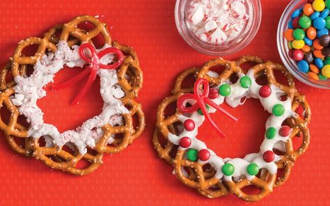 Chocolate Pretzel Wreaths Pretzel Wreath, Pretzel Wreaths, Wreath Recipe, Christmas Bazaar Ideas, Christmas Candies, White Chocolate Candy, Pretzel Twists, Easy Christmas Treats, Candy Truffles