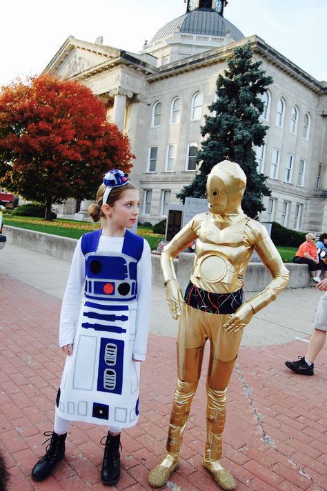 Rey Costume Diy, C3po Costume, Star Wars Family Costumes, R2d2 Costume, Rey Star Wars Costume, Star Wars Costumes Diy, Disfraz Star Wars, Diy Star Wars, Yoda Costume