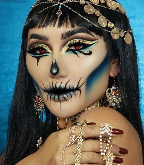 🧡SFX MUA Community on Instagram: “If looks could thrill 👑@xthuyle • We support both new & experienced MUAs as they go on their MUA journey!  Get featured READ BIO • We need…” Cleopatra Makeup Ideas, Cleopatra Halloween Makeup, Cleopatra Makeup, Makeup Ideas For Halloween, Cleopatra Halloween, Egyptian Makeup, Cute Halloween Makeup, Halloween Makeup Inspiration, Ideas For Halloween