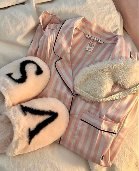 Victoria Secret Pyjamas, Intimo Victoria Secret, Victoria's Secret Aesthetic, Pijamas Women, Flot Makeup, Pink Lifestyle, Cute Pjs, Instagram Baddie, Victoria Secret Pajamas