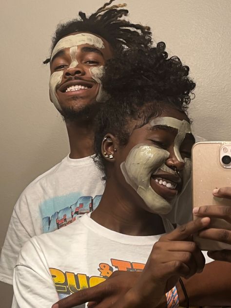 Face Mask Black Couples, Black Couple Face Mask Pictures, Black Couple Skincare Aesthetic, Dark Skin And Brown Skin Couples, Couples Face Masks Goals, Face Mask With Boyfriend, Couples Face Mask, Face Mask Couple, Couple Face Mask