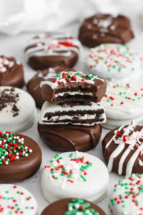 Dipped Oreos Christmas, Chocolate Covered Oreos Christmas, Holiday Dessert Drinks, Gluten Free Desserts Holiday, Christmas Oreos, Christmas Eve Appetizers, Oreo Cookies Dipped, Strawberry Ideas, Chocolate Covered Cookies