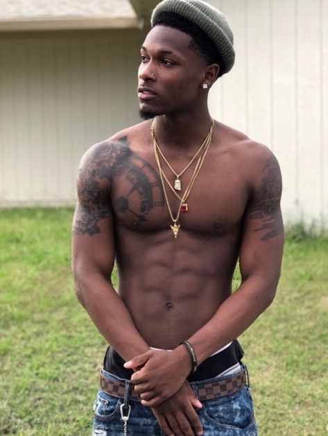 Black Men Shoulder Tattoo, Men Shoulder Tattoo, Baby Pictures Poses, Gym Motivation Wallpaper, Full Tattoo, Male Body Art, Mens Shoulder Tattoo, Chocolate Men, Light Skin Men