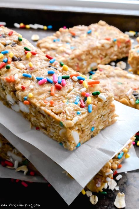 Chewy Funfetti Granola Bars: Chewy granola bars filled with funfetti flavor and tons of rainbow sprinkles - no baking required! Wrap them up and send them with the kids in their lunch for a fun back to school snack. | stressbaking.com #stressbaking #nobake #granolabars #backtoschool #funfetti #sprinkles White Chocolate Brownies Recipe, Dunkaroo Dip, Fancy Desserts Recipes, Chocolate Bark Recipe, Chewy Granola Bars, Chewy Granola, Sugar Cookie Bars, Delicious Brownies, School Snack