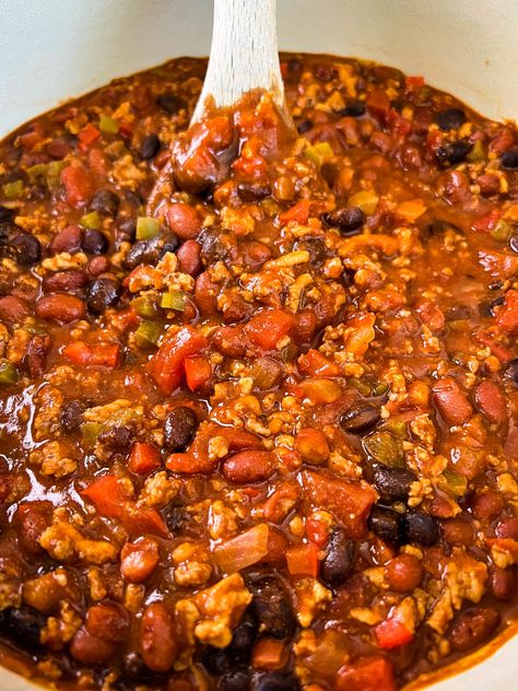 Chicken Chili No Beans, Ground Chicken Chili Recipe, Ground Chicken Chili, Chili No Beans, Crockpot Chicken Chili Recipes, Chicken Chili Recipe Easy, White Chicken Chili Healthy, Homemade Chili Seasoning, Pork Chili