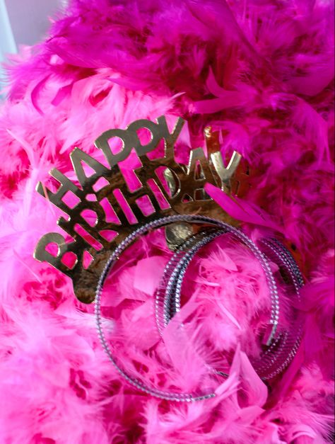 Pink boa | happy birthday crown | gold and black party decor Gilmore Girls Birthday, Gilmore Girls Party, Gilmore Girls Fashion, Birthday Crowns, Birthday Props, Girls Birthday Party Themes, Girl Bday Party, Taylor Swift Party, Birthday Party For Teens