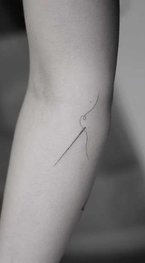 Needle And Thread Tattoo Design, Tattoo Needle Drawing, Stitching Tattoo Ideas, Knitting Needles Tattoo, Needle And Thread Tattoo Simple, Thread And Needle Tattoo, Knitting Needle Tattoo, String Theory Tattoo, Spool Of Thread Tattoo