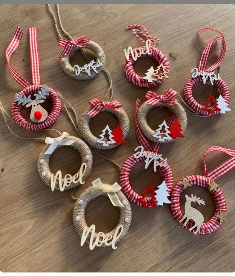 Crafts With Wooden Rings, Diy Noel Decoration, Mini Christmas Wreaths, Diy Natal, Diy Christmas Ornaments Easy, Handmade Christmas Crafts, Noel Diy, Diy Christmas Decorations Easy, Curtain Rings