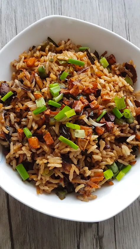 capsicum Singapore Rice Recipes, Singapore Fried Rice Recipe, Spicy Fried Rice Recipe, Singapore Fried Rice, Spicy Fried Rice, Fried Rice Ingredients, Best Fried Rice Recipe, Foreign Recipes, Veg Fried Rice