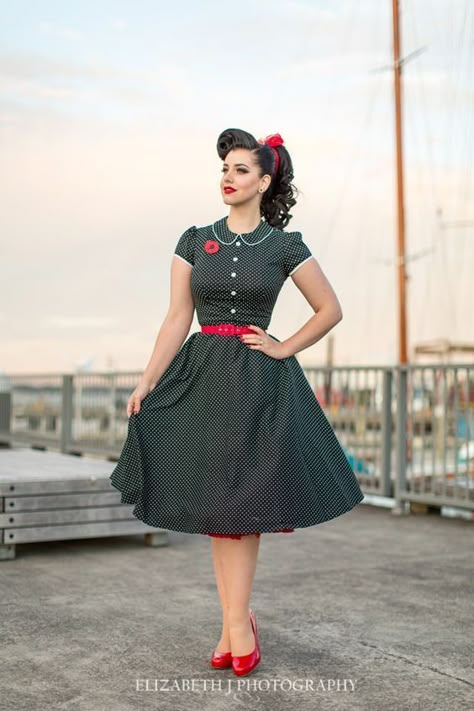 50s Hair, Mode Rockabilly, Rockabilly Mode, Vintage Outfits 50s, 50s Women, Vintage Outfits 90s, Pin Up Vintage, Rockabilly Girl, Robes Vintage