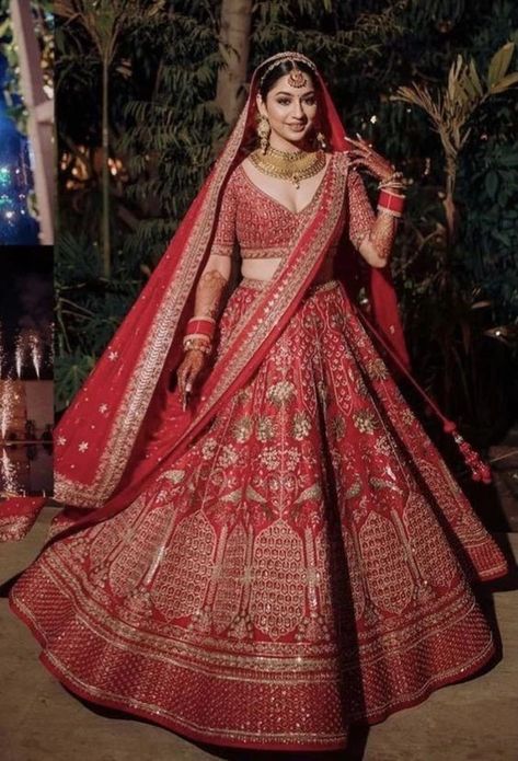 Lehnga For Reception Bridal Lehenga, Bridal Duppta Design Ideas, Indian Bride Dupatta Draping, Red Lehenga Bridal Jewellery, Bridal Lehanga 2024, Indian Bridal Lehenga Red Brides, Red Wedding Lehenga Bridal Collection, Bride Dupatta Draping, Backless Kurti