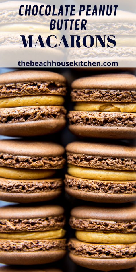 These Chocolate Peanut Butter Macarons are a decadent little treat in a winning combination! Chocolate Peanut Butter Macarons, Peanut Butter Macarons, Macarons Flavors, Merengue Cookies, Macaron Shop, Macaroon Cookies Recipe, Best Macarons, French Macaroon Recipes, Homemade Macarons