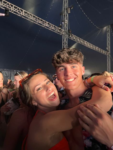 Couple Poses Festival, Couple Concert Aesthetic, Rave Couple Pictures, Festival Couple Pictures, Concert Couple Pictures, Music Festival Couple, Couple Concert Pictures, Couple Festival Outfits, Festival Poses