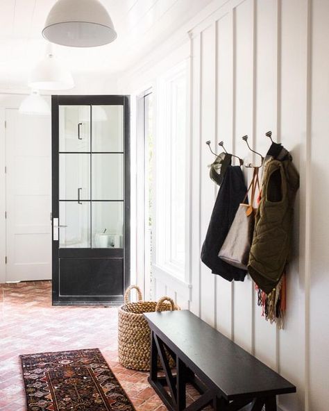 Beautiful entryway w board and batton Kitchen Mudroom, Farmhouse Mudroom, Farmhouse Laundry Room, Mudroom Design, Brick Flooring, Laundry Mud Room, Studio Mcgee, Mud Room, Laundry Room Decor